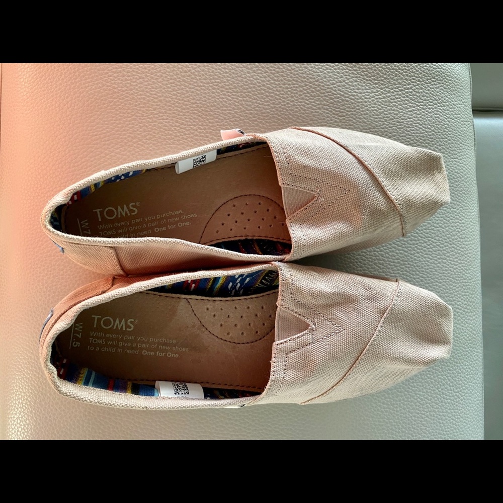 Toms Classics- size 7.5.